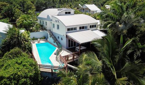 una vista aérea de una casa con piscina en Nolitha 2 en Manapany-les Bains