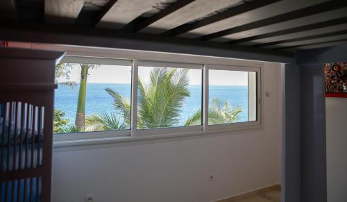 a room with a window with a view of the ocean at Nolitha 2 in Manapany-les Bains