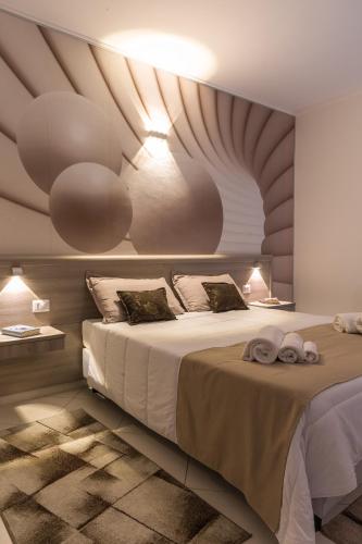 una camera da letto con un letto con due asciugamani sopra di La Piazzetta Guest House a Olbia