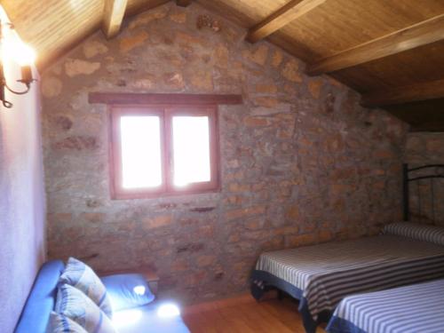 Pokój z 2 łóżkami i oknem w obiekcie Casa Rural Tomaso II w mieście Reperos