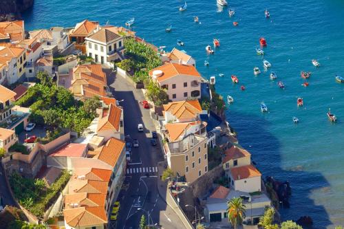 una vista aérea de una ciudad junto al agua en Camara de Lobos Apt by HR Madeira, en Câmara de Lobos