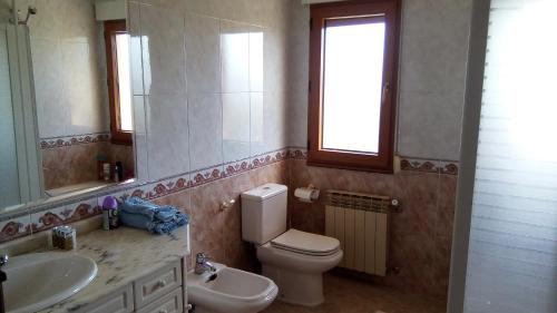 Casa del Abuelo - San Lorenzo في كاسالاريينا: حمام مع مرحاض ومغسلة ومرآة