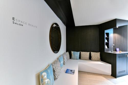 Ein Bett oder Betten in einem Zimmer der Unterkunft ibis styles La Rochelle Thalasso Chatelaillon