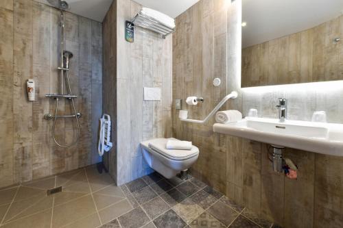 Ein Badezimmer in der Unterkunft ibis styles La Rochelle Thalasso Chatelaillon