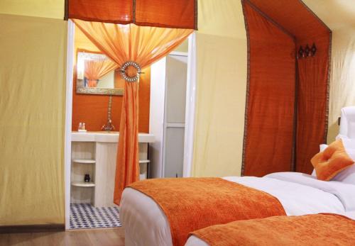 Postel nebo postele na pokoji v ubytování Sahara Sky Luxury Camp