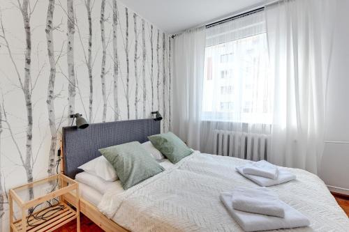 グダニスクにあるGdańsk Comfort Apartments Wejheraのベッドルーム1室(ベッド1台、タオル2枚付)