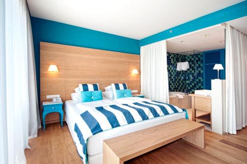 Een bed of bedden in een kamer bij Falkensteiner Hotel & Spa Iadera