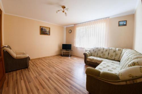 Ruang duduk di Clean and comfortable apartments on Karl Marx street