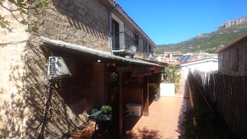 un callejón con un edificio con ventana y balcón en Appartamenti Quilici en Santa Maria Navarrese