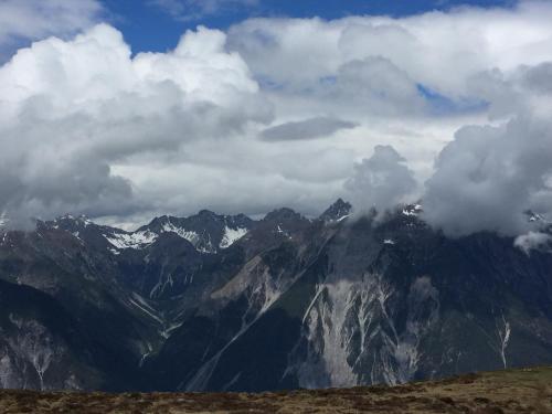 a view of a mountain range with clouds in the sky at Fliess Apartment in Fliess