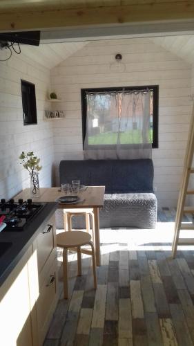 Χώρος καθιστικού στο la tiny house de l'aa