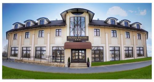 una representación de un hotel con un edificio en Hotel Pruski, en Orneta