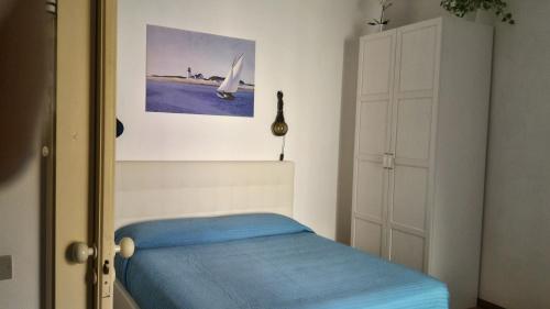 - une chambre avec un lit et une photo sur le mur dans l'établissement Relax al mare, à Giglio Porto