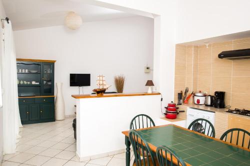 uma cozinha com uma mesa e uma bancada verde em Atlantis Home em Antananarivo