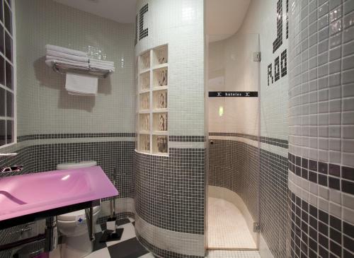 JC Rooms Santa Ana tesisinde bir banyo