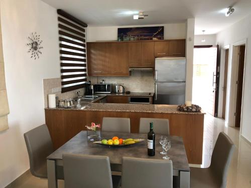 Η κουζίνα ή μικρή κουζίνα στο Marina View Villa 11