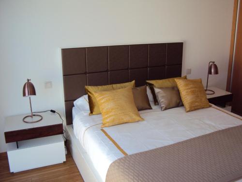 ein Schlafzimmer mit einem großen Bett mit großem Kopfteil in der Unterkunft Villa Piscine Portugal in Coucieiro