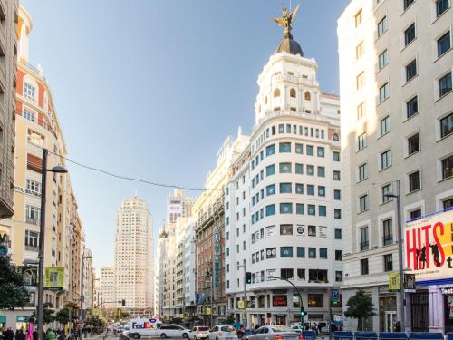 una concurrida calle de la ciudad con coches y edificios en Minty Stay - 3BD Libreros, en Madrid