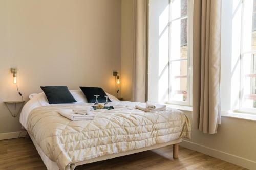 une chambre avec un lit avec des serviettes dessus dans l'établissement Appartement centre médiéval le Boudoir de Marie, à Sarlat-la-Canéda