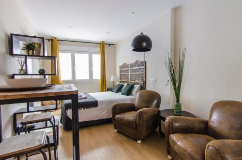 マドリードにあるMinty Stay - Pedro Zeroloのベッドルーム1室(ベッド1台、テーブル、椅子付)