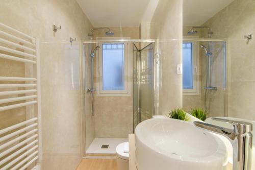 マドリードにあるMinty Stay - Pedro Zeroloのバスルーム(シャワー、洗面台、トイレ付)