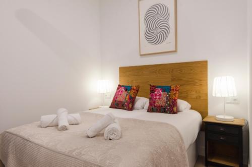 um quarto com 2 camas e toalhas em Apartment Fomento em Madrid