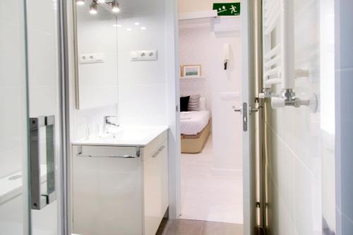 y baño blanco con lavabo y ducha. en Minty Stay - Ortega y Gasset, en Madrid