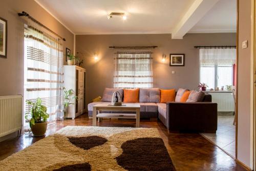 uma sala de estar com um sofá e uma mesa em Lux Apartments Fabris em Kotor