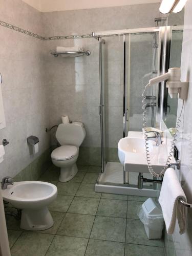 Ένα μπάνιο στο Hotel Victoria