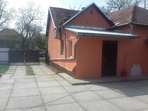 una pequeña casa naranja con entrada en Sadyba u Mykhaila en Koson