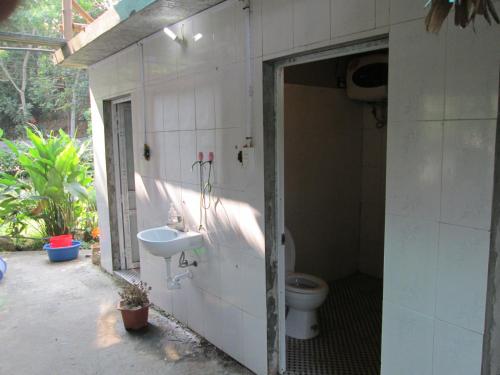 Phòng tắm tại Dong Que Homestay