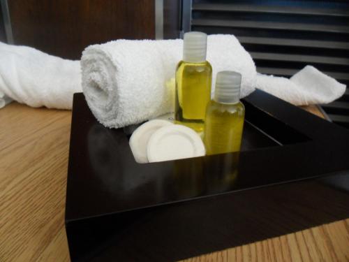bandeja negra con dos botellas de jabón y toallas en Hotel Suite Azomali, en Tula de Allende