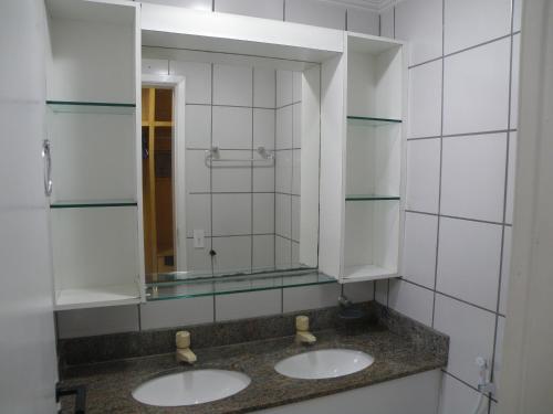 Baño con 2 lavabos y espejo en Porto de Iracema Apartment 2 Quartos/ 2 Bedrooms), en Fortaleza