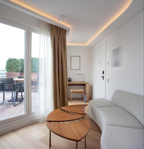  Hotel Marignan Champs-Elysées -  Chambre  photo :   Tea/Coffee maker    Minibar    Shower                           