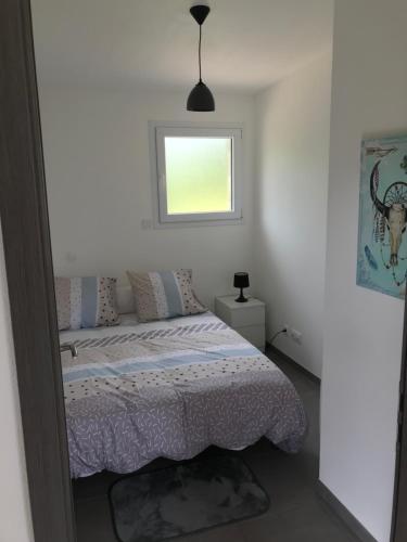 1 dormitorio con cama y ventana en Chez Sophie en Dole
