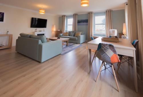 Μια τηλεόραση ή/και κέντρο ψυχαγωγίας στο Marina View Apartment
