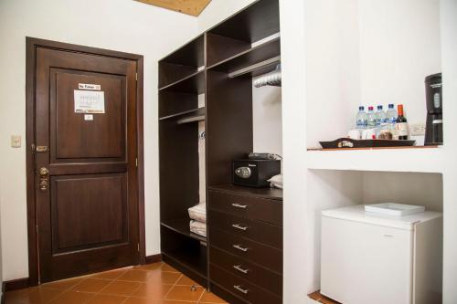 a closet with a wooden door and a microwave at Hotel Boutique y Restaurante Panisté in Santa Cruz Verapaz