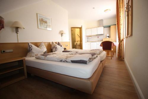 um quarto com uma cama grande num quarto em Appartements Leibold em Volkach
