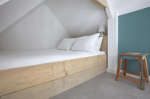 een kleine slaapkamer met een bed en een tafel bij Studio 45D in Scheveningen