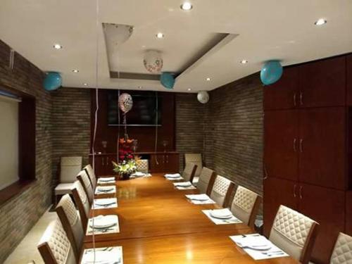 a dining room with a long table and chairs at Grann Hotel in Ciudad Valles