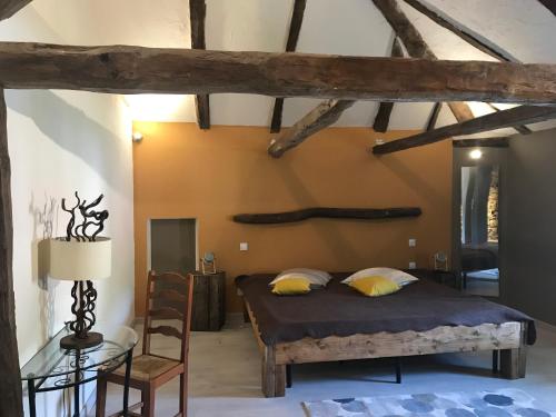 Tempat tidur dalam kamar di Domaine d'Alcapiès