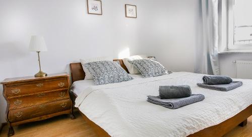 ワルシャワにあるWarsaw Concierge Saxon Apartmentのベッドルーム1室(枕2つ付)