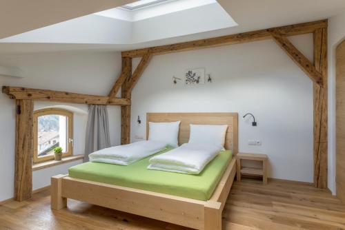 Un pat sau paturi într-o cameră la Ansitz Mairhof