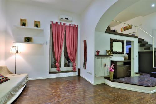 ナポリにあるResidenza Monticelliのリビングルーム(赤いカーテン、階段付)