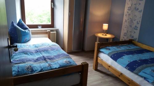 ein kleines Schlafzimmer mit einem Bett und einem Fenster in der Unterkunft Kleines Ferienhaus Nicole in Piesport