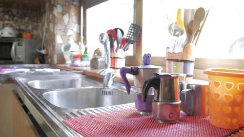 Dapur atau dapur kecil di The Alley Inn