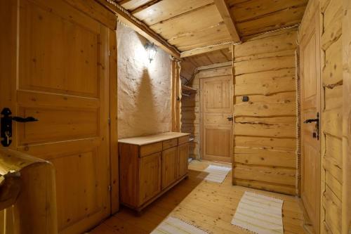 イステブナにあるDomek na uboczuの木製の壁と木製のドアが備わるバスルーム