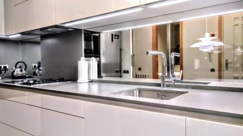 Kuchyňa alebo kuchynka v ubytovaní BizFlats Eixample Apartments