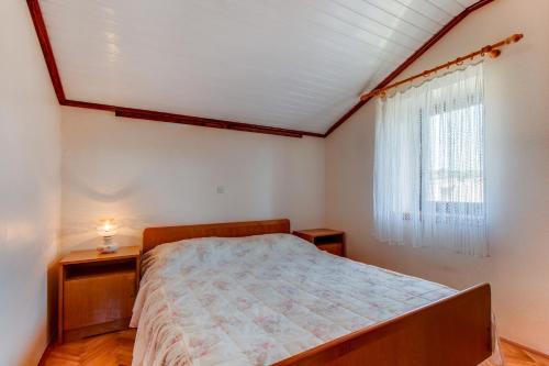 - une chambre avec un lit et une fenêtre dans l'établissement Apartment Danilo, à Mali Lošinj