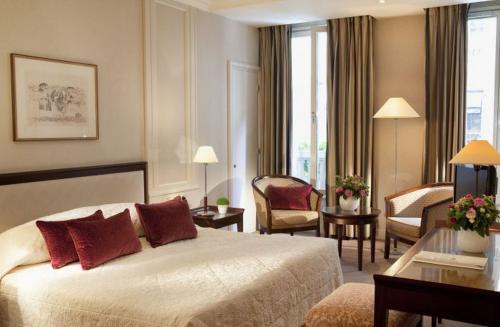 a hotel room with a bed and a living room at Hôtel Bedford in Paris